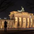Detektiv Berlin bei diskreten Ermittlungen Berliner Stadtbild mit Brücke über der Spree im Morgenlicht, passend zu diskreten Ermittlungen und lokaler Detektivarbeit in Berlin